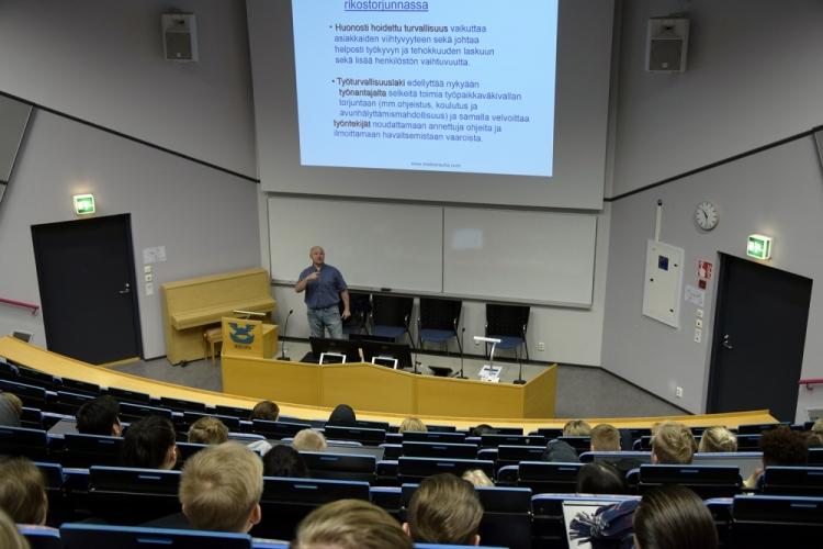 liiketalouden perustutkinto, merkonomi, koulutus, kaksoistutkinto